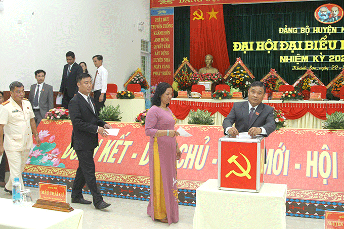 Các đại biểu bỏ phiếu bầu Ban chấp hành Đảng bộ huyện Khánh Sơn nhiệm kỳ 2020-2025