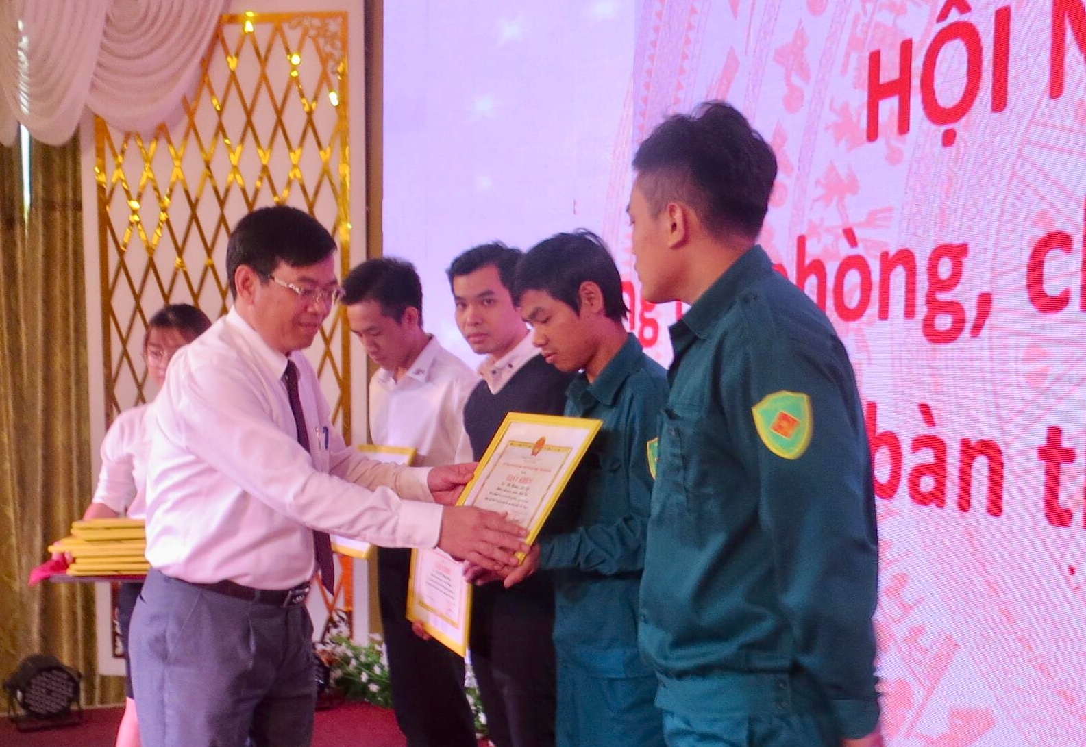 Khen thưởng tập thể, cá nhân có thành tích trong phòng, chống dịch Covid-19