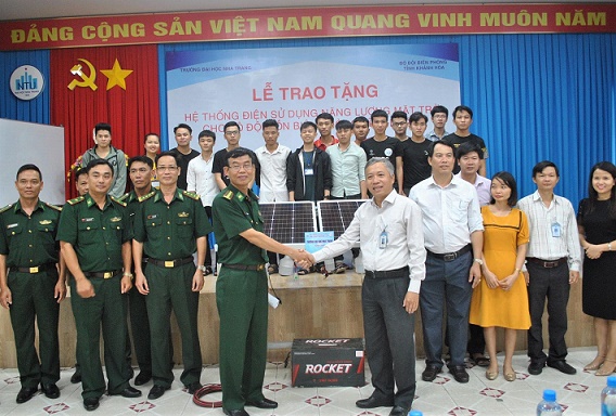 Trao tặng hệ thống điện năng lượng mặt trời cho bộ đội Đồn Biên phòng Vĩnh Lương. 
