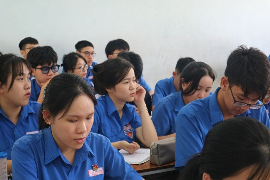 Học sinh lớp 12 Trường THPT Lý Tự Trọng (Nha Trang). 