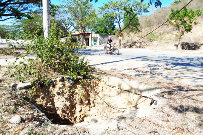 Hố cạnh đường