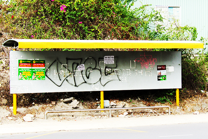 Nhà chờ xe buýt bị chiếm dụng