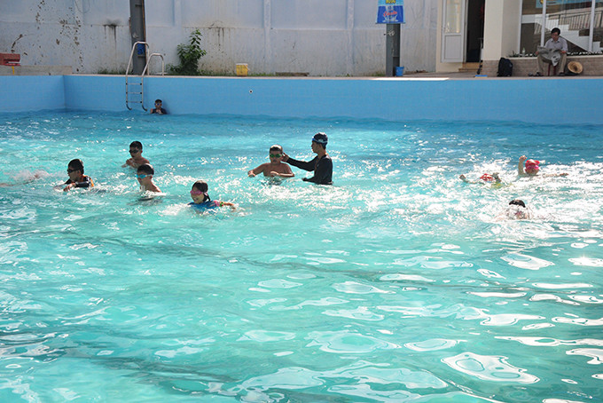 Lớp dạy bơi do Thành đoàn Nha Trang tổ chức dịp hè năm 2019.  Ảnh:  Vĩnh Thành