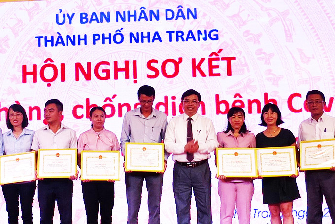 Tập thể, cá nhân nhận bằng khen của UBND TP. Nha Trang.