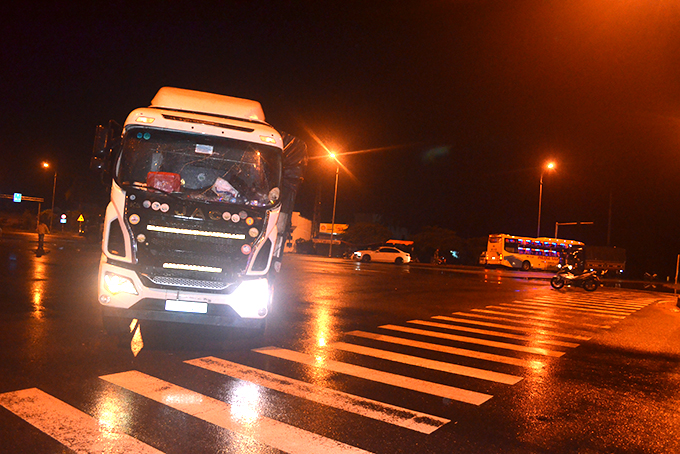 Xe khách và xe tải tông nhau, 2 người bị thương