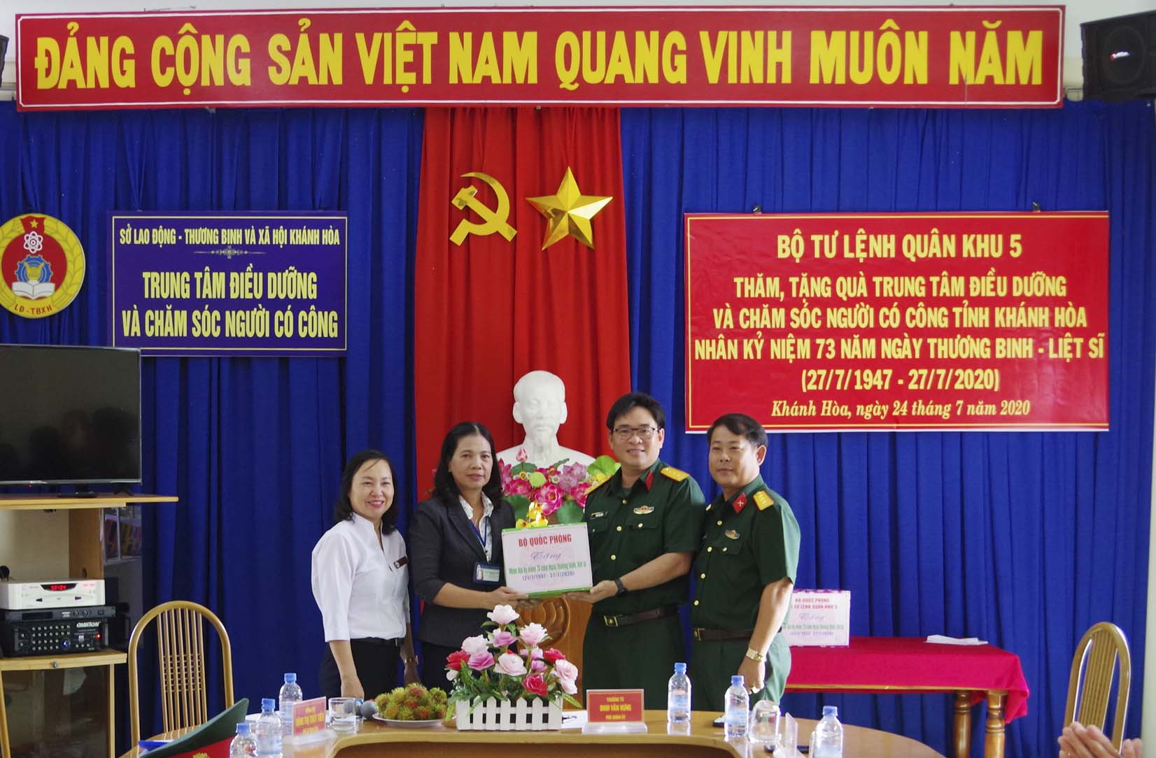 Thượng tá Đinh Văn Hưng trao quà của Bộ Quốc phòng cho Trung tâm.