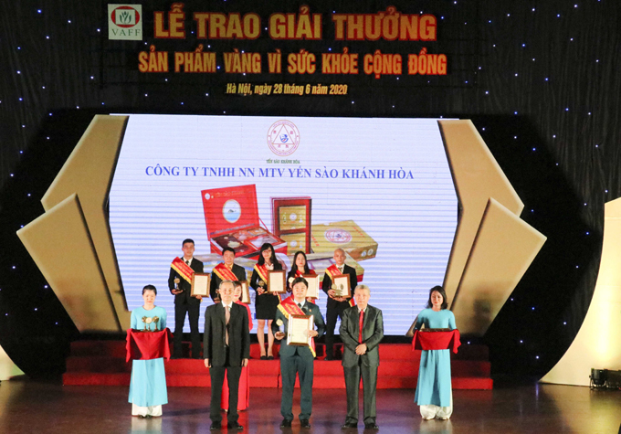 Khanh Hoa Salanganes Nest Company given "Golden product for public health 2020" award