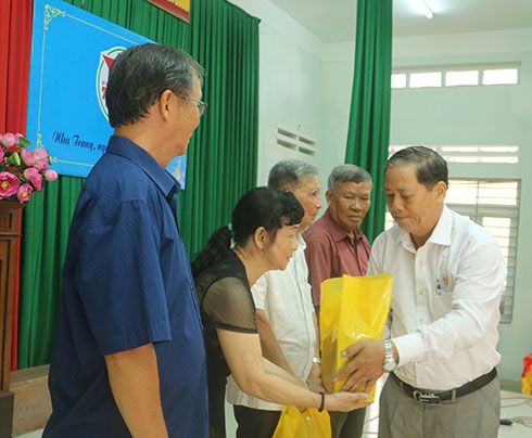 Các hội viên là thương binh nhận quà