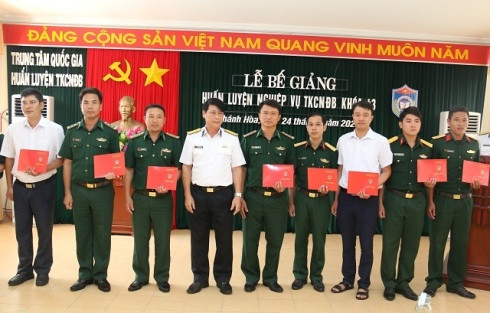 Lãnh đạo Học viện Hải quân trao chứng nhận tốt nghiệp cho các học viên.