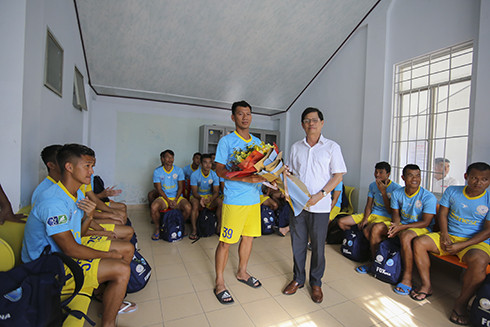 Đồng chí Nguyễn Tấn Tuân tặng hoa, quà cho Đội trưởng Tấn Điền.