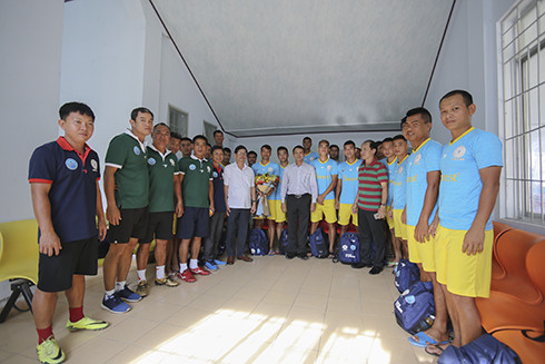 Đồng chí Chủ tịch UBND tỉnh, lãnh đạo Sở Văn hóa và Thể thao chụp hình lưu niệm cùng với ban huấn luyện, các cầu thủ đội bóng.