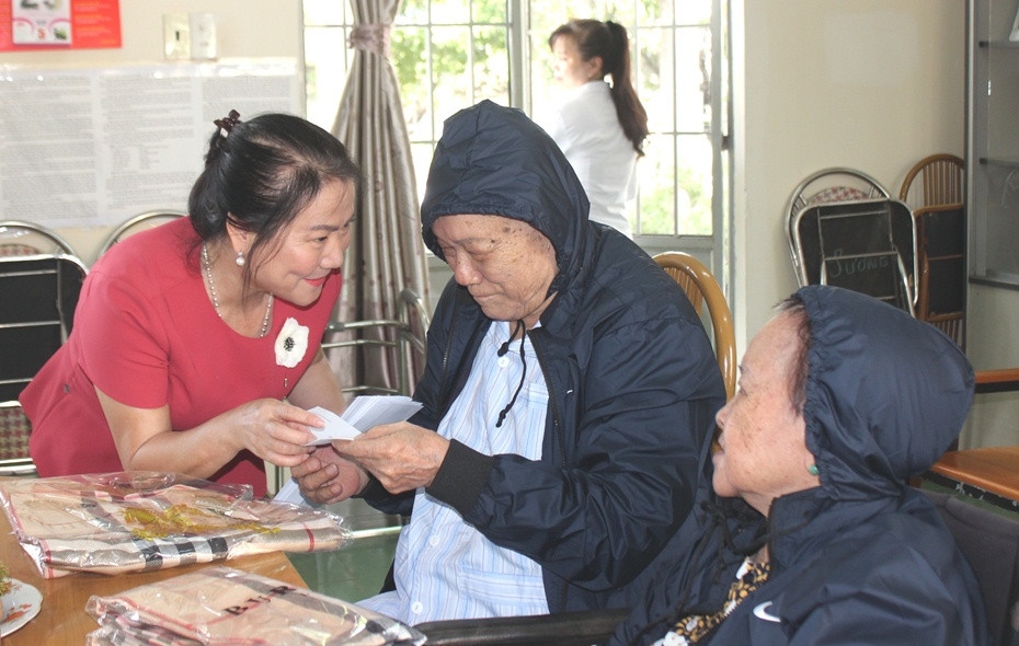 Đại diện Công ty TNHH Tâm Hương thăm hỏi, trao quà cho các dưỡng lão viên.