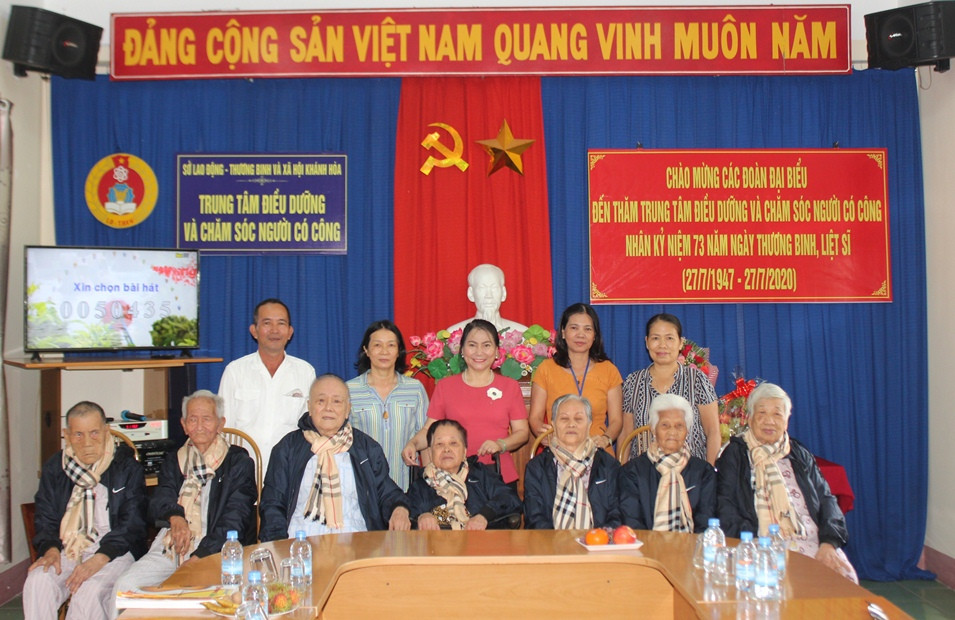 Công ty TNHH Tâm Hương chụp ảnh lưu niệm cùng các dưỡng lão viên.