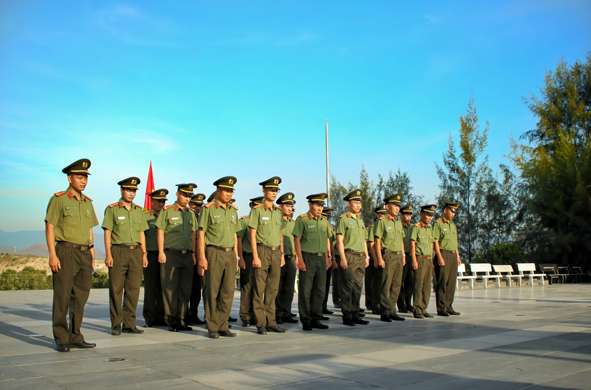 Các cán bộ Công an Cửa khẩu Cảng hàng không quốc tế Cam Ranh tưởng niệm các anh hùng, liệt sỹ đã hy sinh vì độc lập, tự do của Tổ quốc