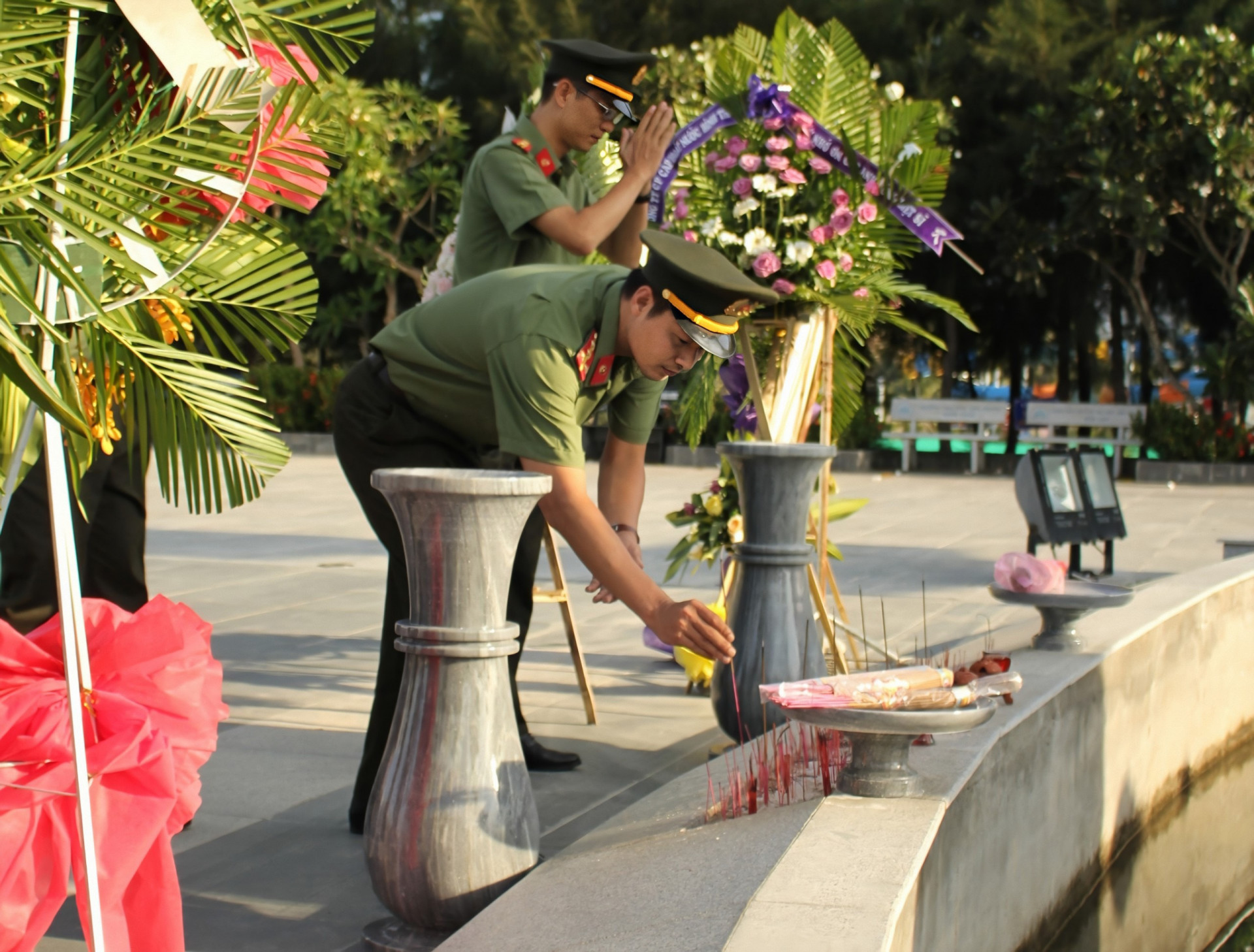 Dâng hương tại khu tưởng niệm 