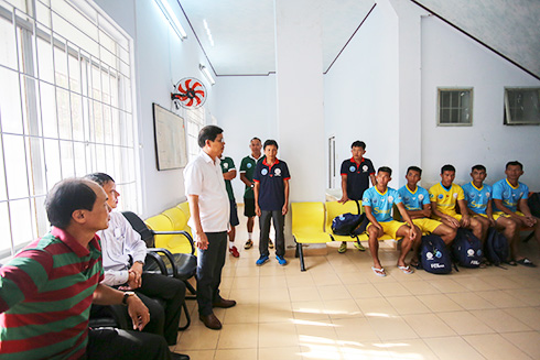 Nguyen Tan Tuan encouraging S.KH-BVN players 