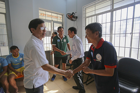 Chairman Nguyen Tan Tuan shaking hands with Coach Vo Dinh Tan