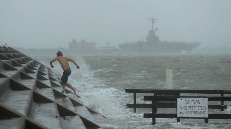 Hanna, cơn bão theo mùa đầu tiên năm 2020 tại khu vực Đại Tây Dương, vừa đổ bộ vào bang Texas, Mỹ ngày 25/7. Ảnh: ABC News