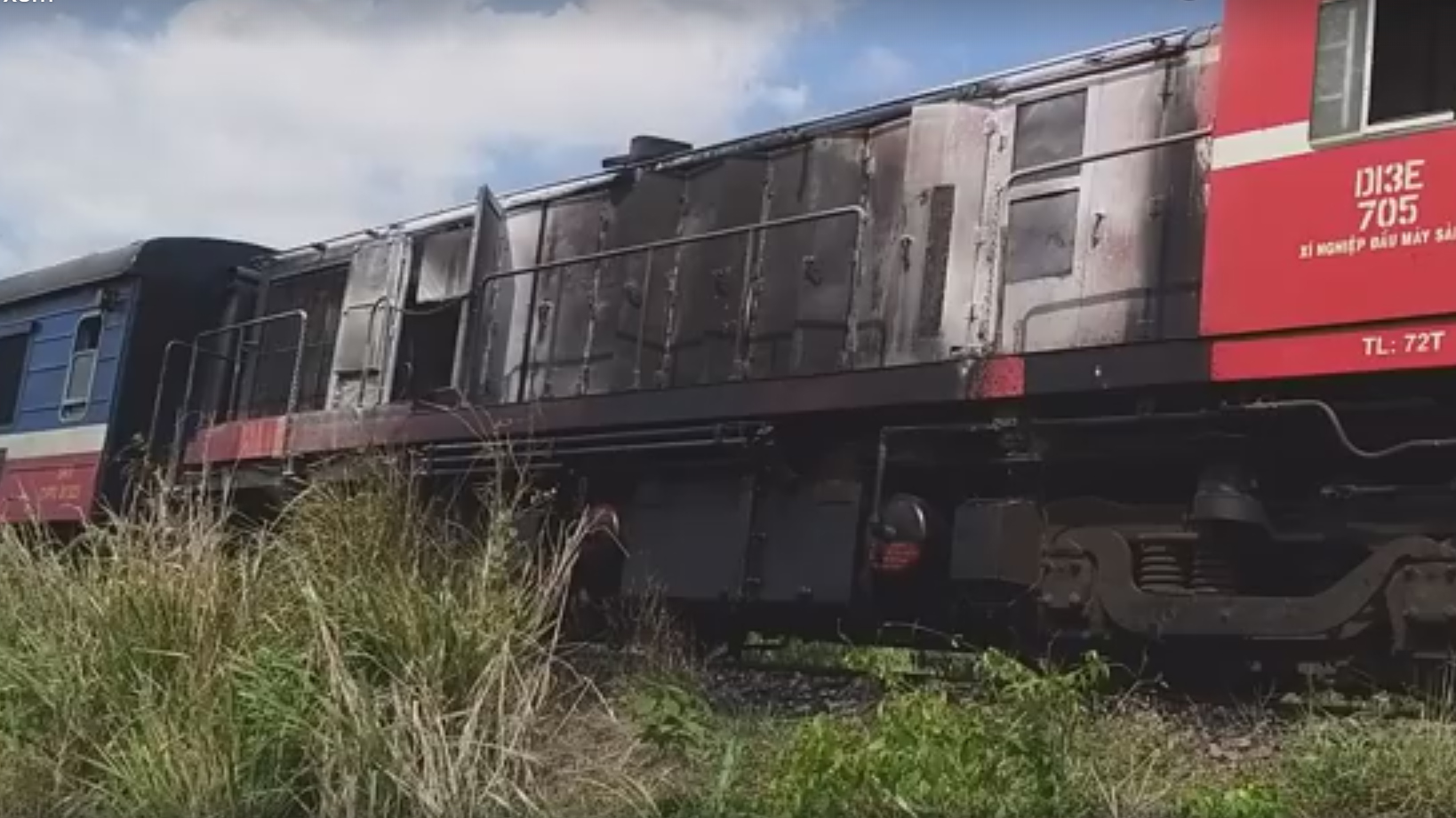 Một đầu kéo tàu bị cháy do chập điện