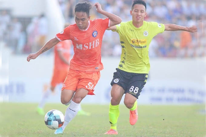 Đà Nẵng (cam) cầm hoà Hà Nội ở vòng 9 V-League 2020 trên sân Hoà Xuân hôm 12-7. Ảnh: Minh Huy.