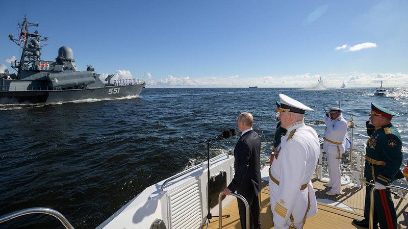 Tổng thống Nga V.Putin dự lễ kỷ niệm ngày Hải quân tại S.Peterburg. Nguồn: Bộ phận báo chí của Tổng thống Nga