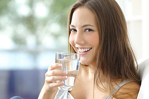 Lượng nước uống mỗi ngày phụ thuộc vào môi trường, cân nặng, chế độ dinh dưỡng và tính chất công việc hàng ngày