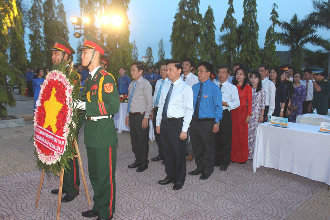 Nguyen Khac Dinh and province’s leadership lay wreath in memory of heroic martyrs.