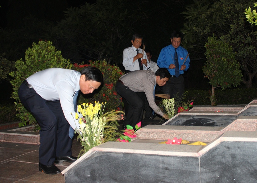 Nguyen Khac Dinh and representatives offering incense to heroic martyrs