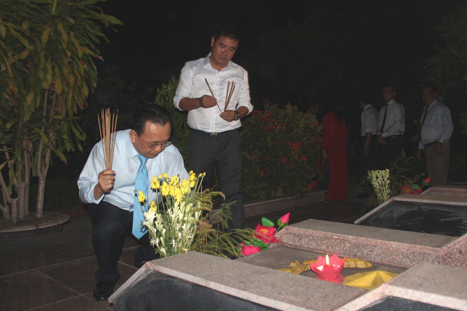 Le Huu Hoang offering incense to heroic martyrs