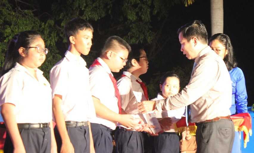 Ha Quoc Tri giving scholarships to pupils from policy families.