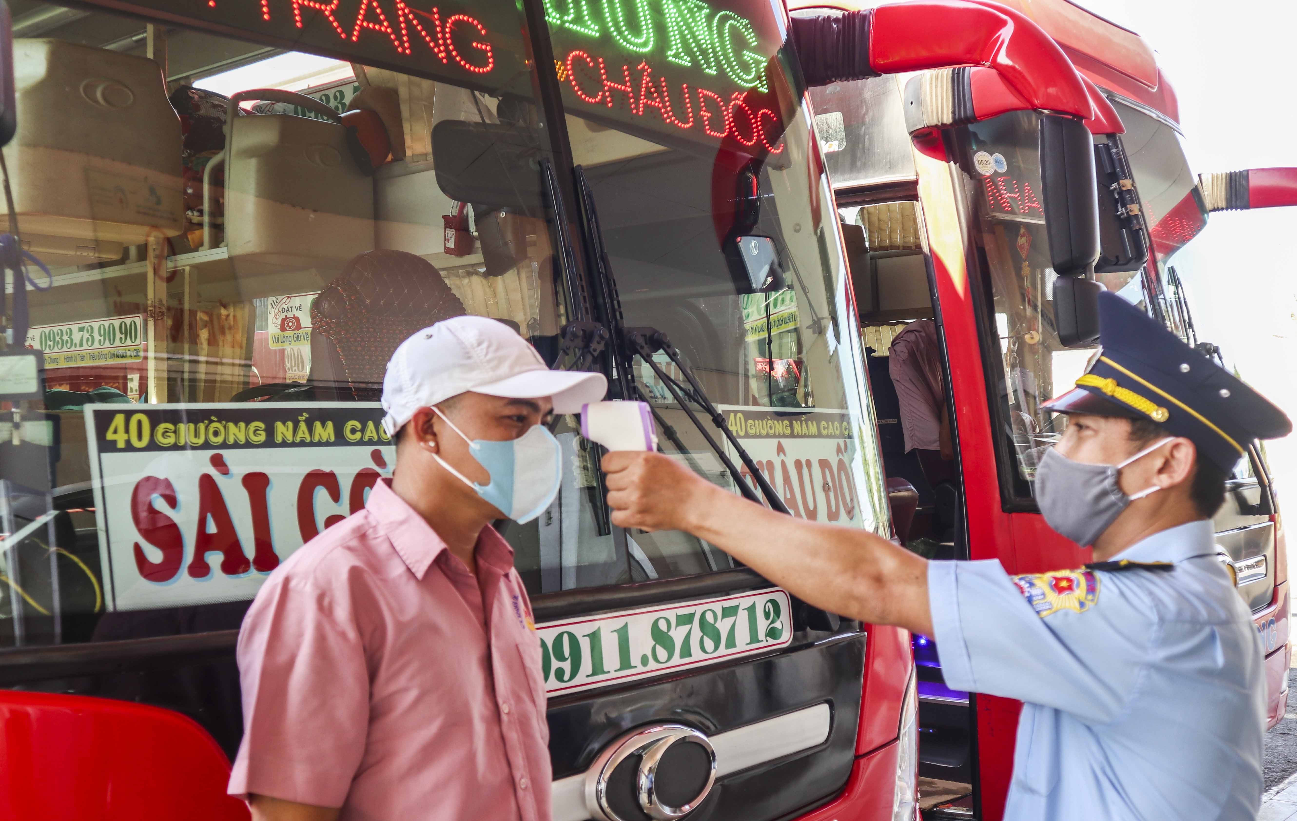 Hành khách đi máy bay, tàu, xe phải đo thân nhiệt