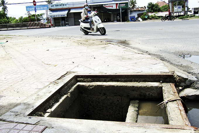 &quot;Bẫy&quot; tại khúc cua vỉa hè