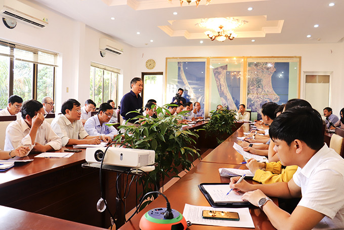 Ông Nguyễn Đắc Tài chỉ đạo tại buổi họp.