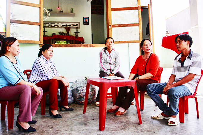 Tuyên truyền dân số - kế hoạch hóa gia đình tại nhà một người dân ở xã Vạn Phú.