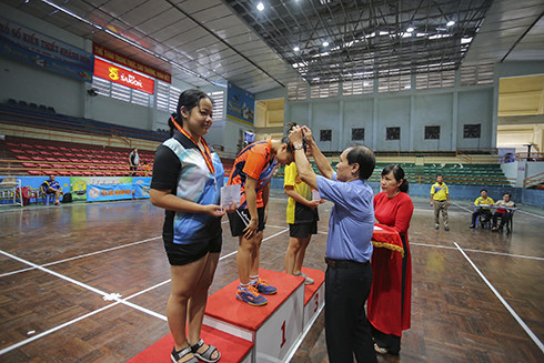 Ban tổ chức trao giải cá nhân cho các nữ vận động viên đạt thành tích.