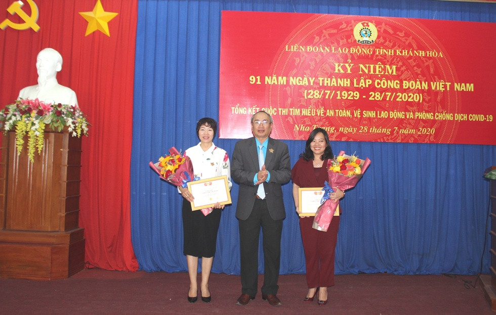 Đại diện Liên đoàn Lao động tỉnh trao kỷ niệm chương cho các cá nhân.
