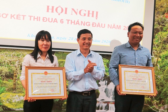 Đại diện Đảng uỷ Khối các cơ quan tỉnh và Đảng uỷ Khối doanh nghiệp nhận bằng khen của UBND tỉnh Khánh Hòa. 