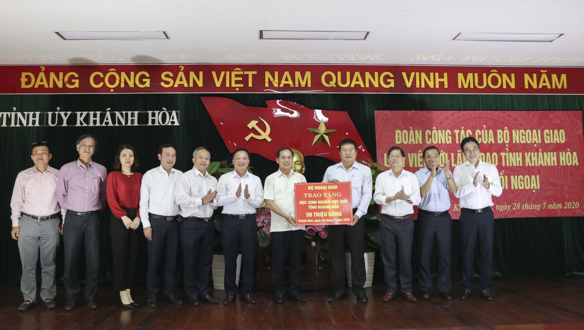 Ông Bùi Thanh Sơn trao tượng trưng 50 triệu đồng tặng học sinh nghèo học giỏi cho Sở Giáo dục và Đào tạo.