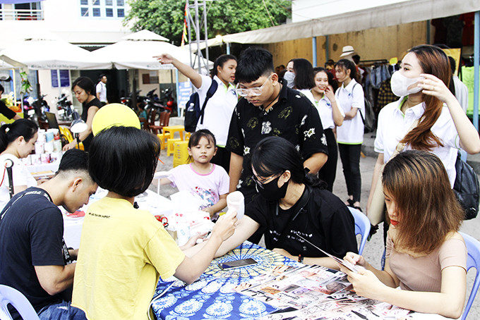 Hoạt động phiên chợ cuối tuần diễn ra ở Bảo tàng tỉnh vào tháng 6.  