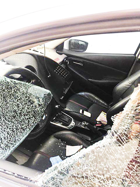 Kẻ gian đã đập phá cửa kính chắn gió xe 4 chỗ khi đậu trên đường Cao Thắng.   