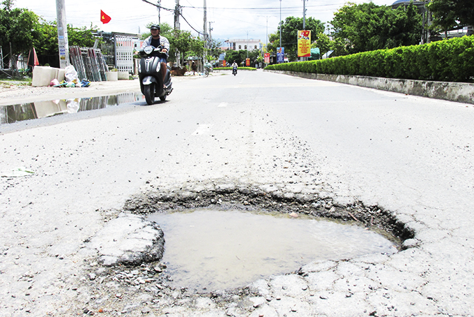 Ổ gà giữa đường gây nguy hiểm
