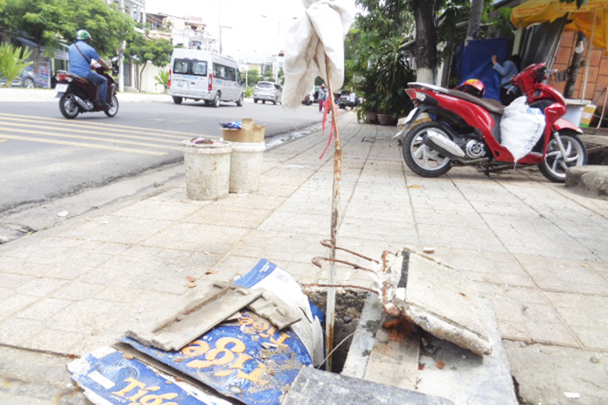 &quot;Bẫy&quot; trên vỉa hè