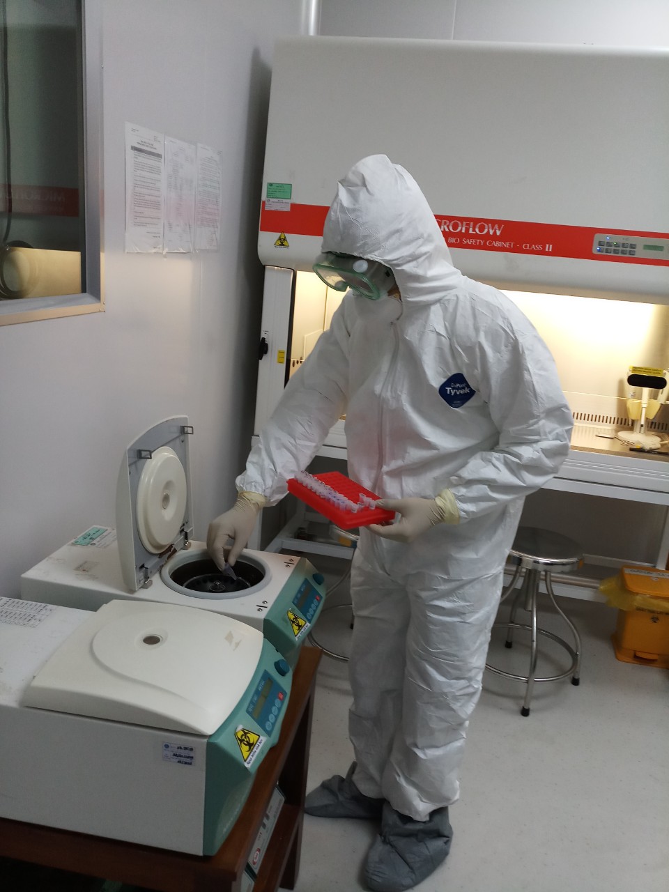 Thực hiện công đoạn xét nghiệm vi rút SARS-CoV-2 tại Viện Pasteur Nha Trang