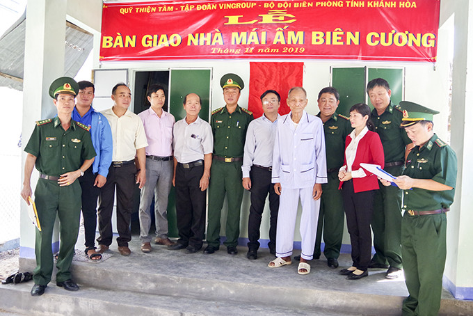 Bộ đội Biên phòng tỉnh tặng mái ấm biên cương cho một gia đình tại huyện Vạn Ninh.