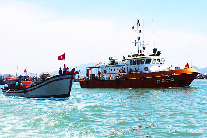 zzBiên đội tàu Bộ đội Biên phòng Khánh Hòa thực hiện tuần tra biên giới biển, hỗ trợ ngư dân vươn khơi đánh bắt thủy sản.
