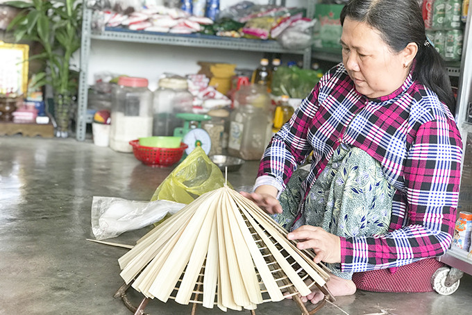 Ngoài nghề chằm nón lá, có vốn, bà Lữ Thị Xuân còn bán tạp hóa để có thêm thu nhập. 