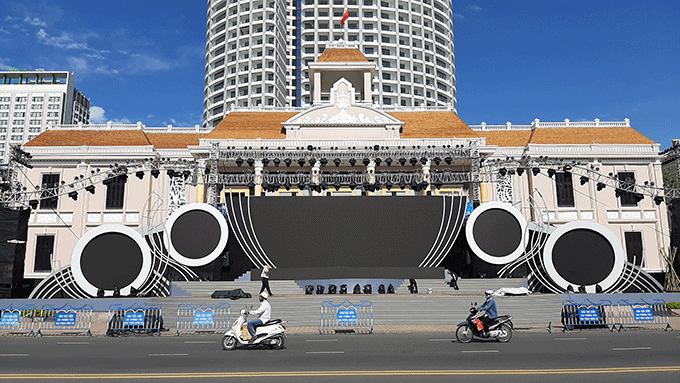 Sân khấu thực hiện chương trình nghệ thuật Văn hóa dân gian Khánh Hòa đã gần hoàn thiện.
