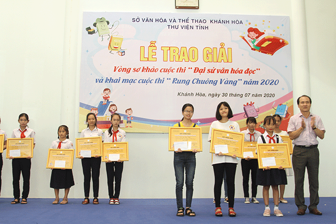 Lãnh đạo Sở Văn hóa và Thể thao tỉnh Khánh Hòa trao giải cho các thí sinh có bài dự thi xuất sắc.  