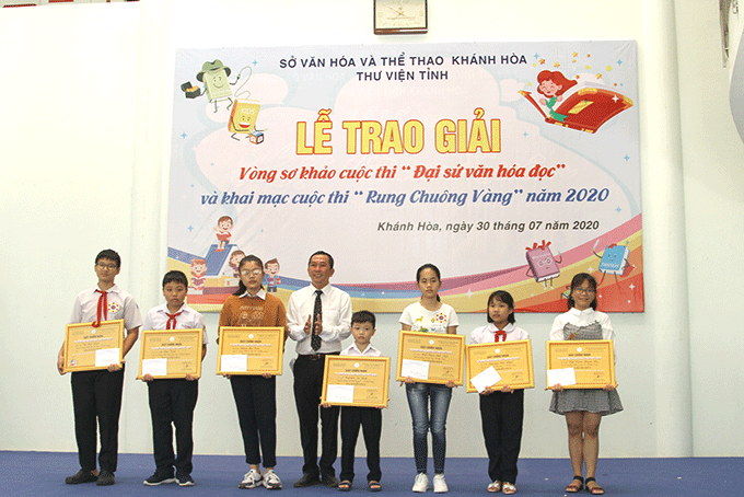 Lãnh đạo Thư viện tỉnh Khánh Hòa trao giải cho các thí sinh. 