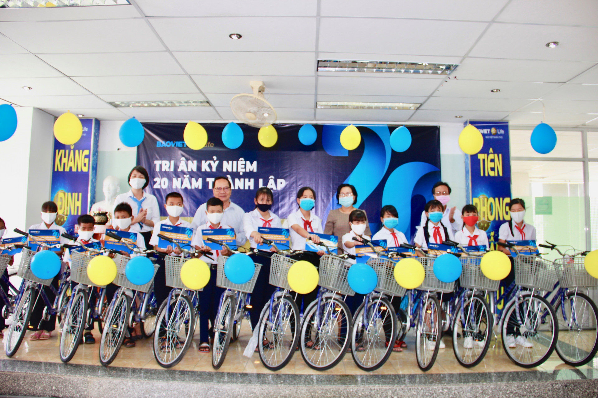Tặng xe đạp cho trẻ em nghèo 